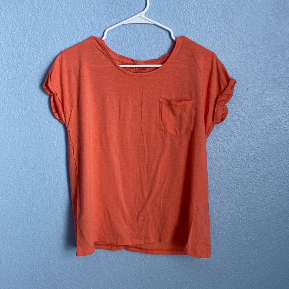 Simple orange t-shirt! With a frocket!